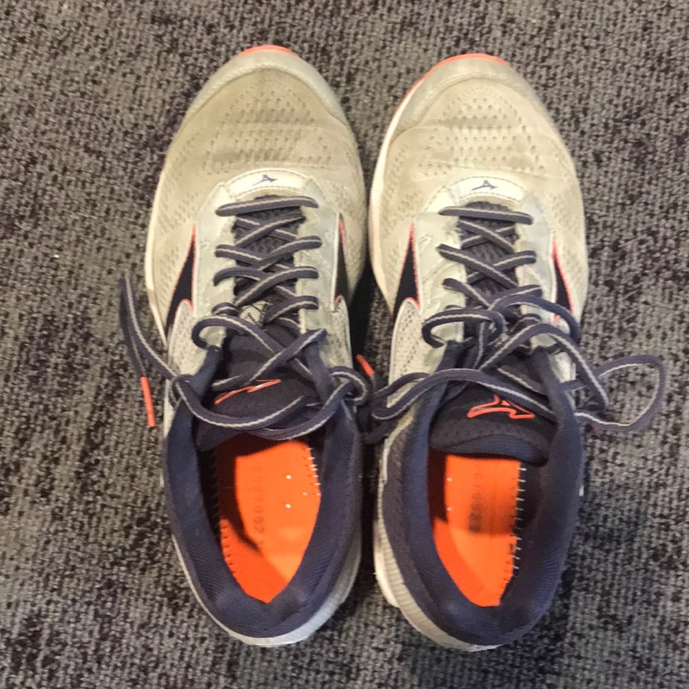 Mizuno waverider 21